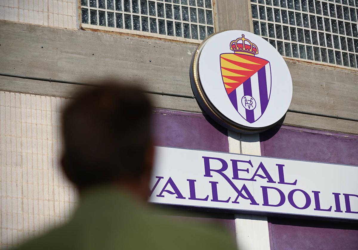 Un aficionado observa el nuevo escudo que ilustra la fachada del estadio Zorrilla.