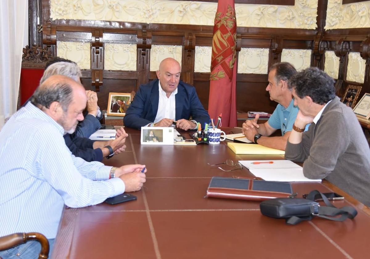 Reunión del alcalde, Jesús Julio Carnero, con representantes de la Plataforma por el Soterramiento celebrada este viernes.