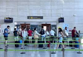 Pasajeros en el aeropuerto de Villanubla, a al espera de coger su avión