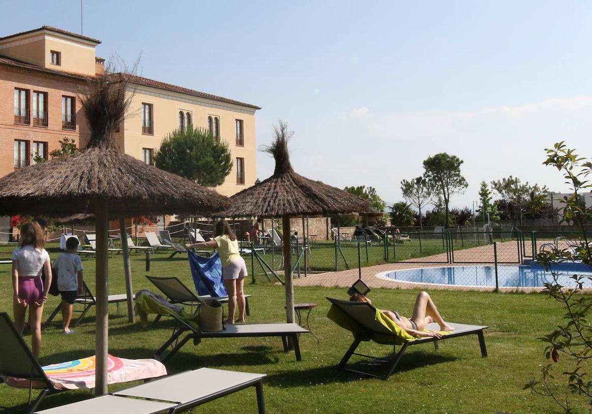 Varios clientes disfrutan de la piscina de un hotel segoviano.