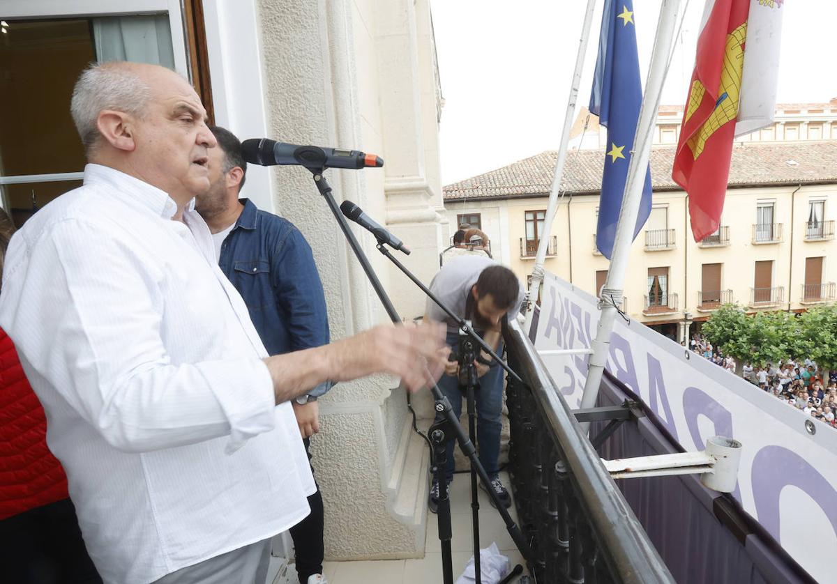 El presidente del Zunder, Gonzalo Ibáñez, durante la celebración del ascenso en la Plaza Mayor.