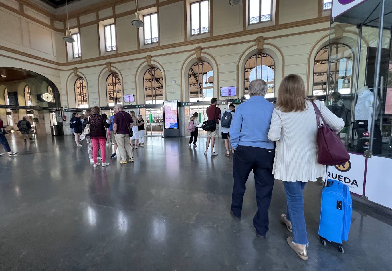 Salida del primer tren playero del veranro desde Valladolid