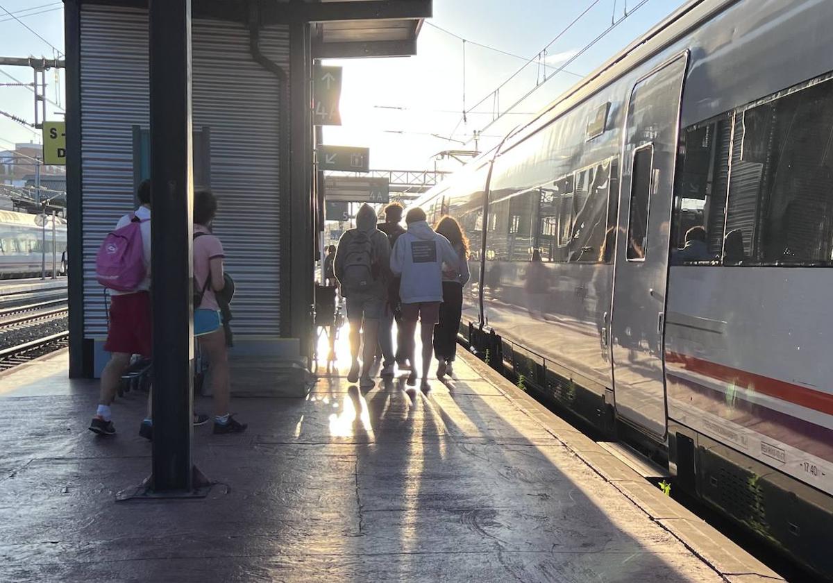 Salida del primer tren playero del veranro desde Valladolid