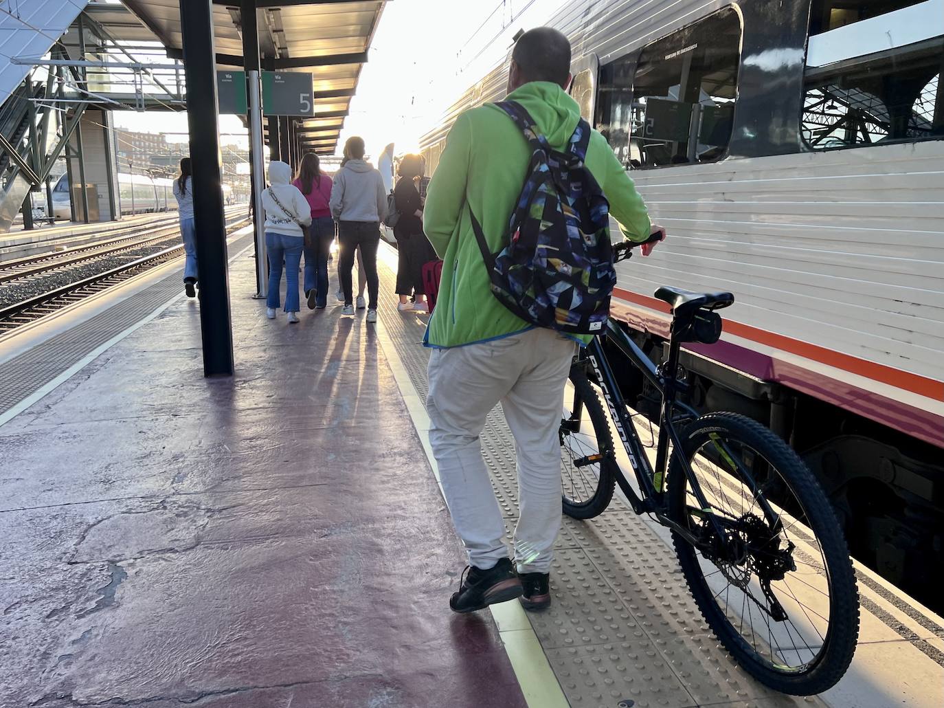 Salida del primer tren playero del veranro desde Valladolid