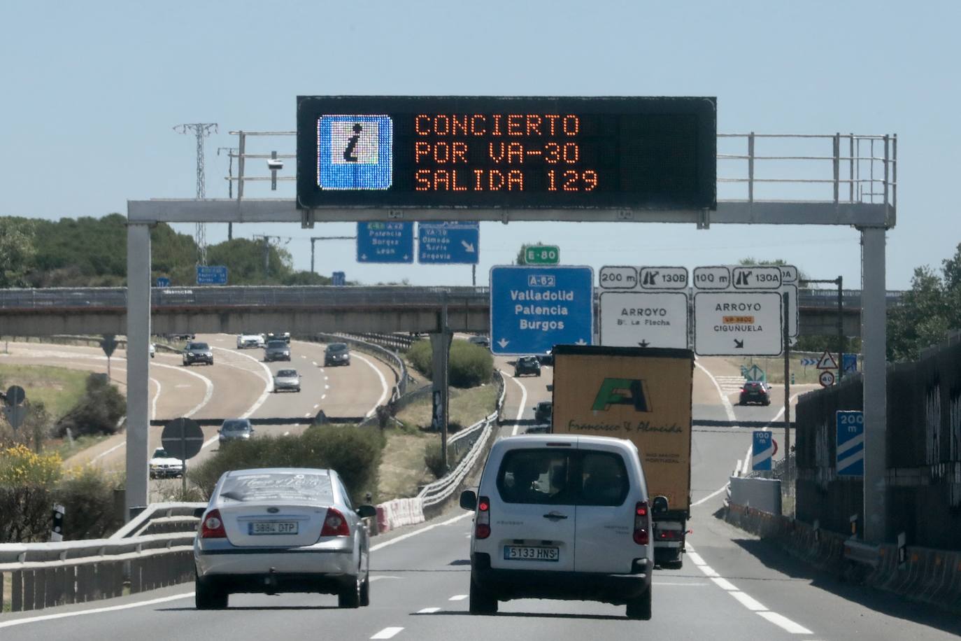 Circulación a mediodía de este sábado por la A-6, a la entrada a Valladolid.