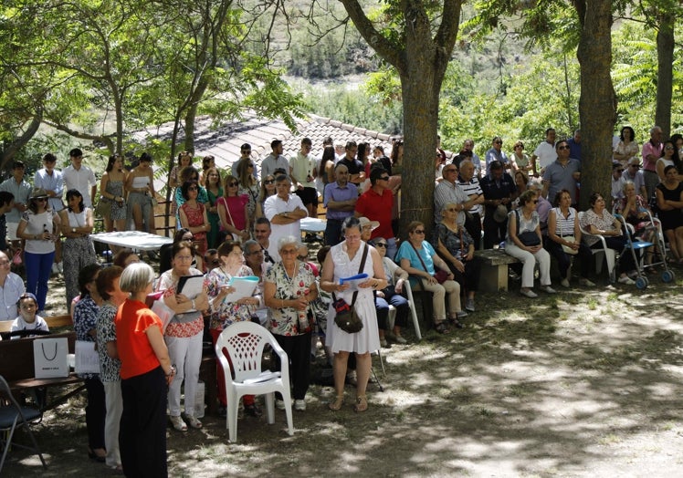 Algunos de los asistentes a la misa al aire libre junto a la ermita de la Virgen.