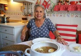 Marciana Alonso en la cocina de su casa en Villafranca de Duero, con sus lentejas recién hechas