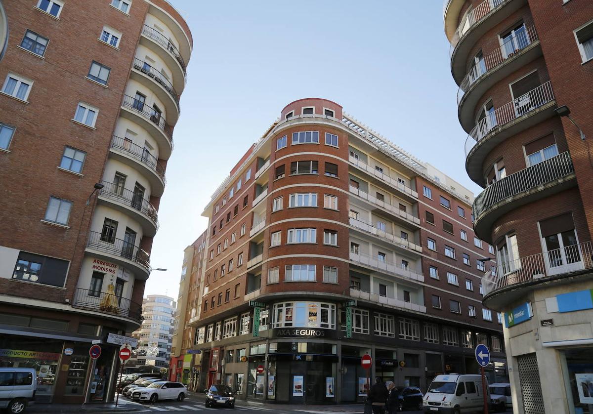 Edificios de viviendas en la confluencia con la plaza de San Lázaro.