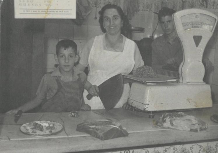 Imagen principal - Carmen Estrada con su hijo José Luis Herrero, quien siguió los pasos familiares. Ángel y José Luis Herrero, hijo y padre, en su puesto del Mercado del Campillo. Felipe Herrero y Carmen Estrada.