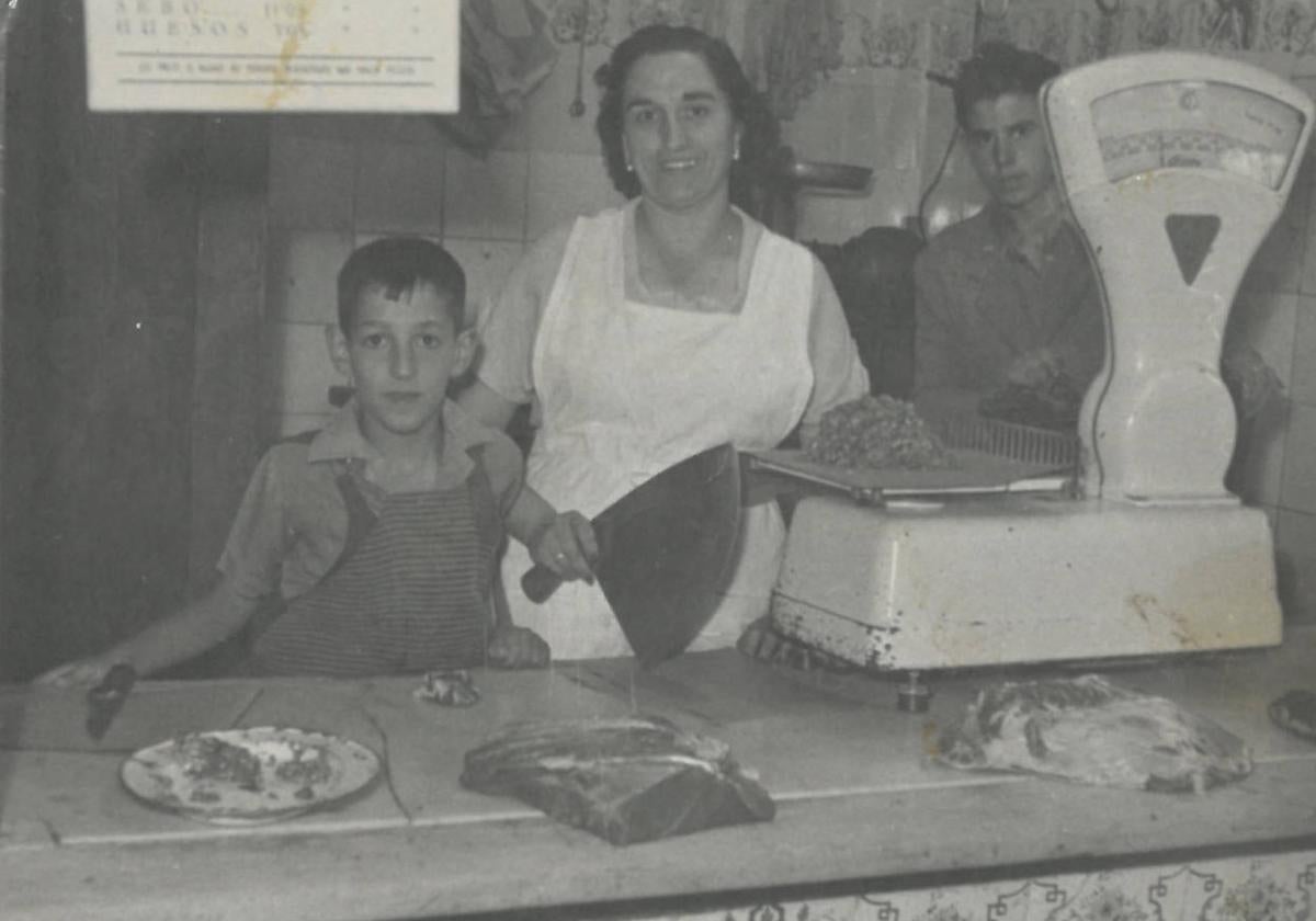 Carmen Estrada con su hijo José Luis Herrero, quien siguió los pasos familiares.