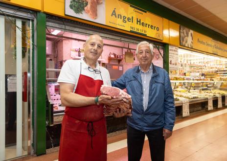 Imagen secundaria 1 - Carmen Estrada con su hijo José Luis Herrero, quien siguió los pasos familiares. Ángel y José Luis Herrero, hijo y padre, en su puesto del Mercado del Campillo. Felipe Herrero y Carmen Estrada.