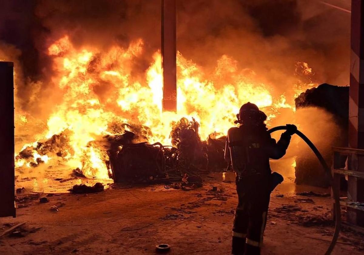 Los bomberos sofocan el incendio.