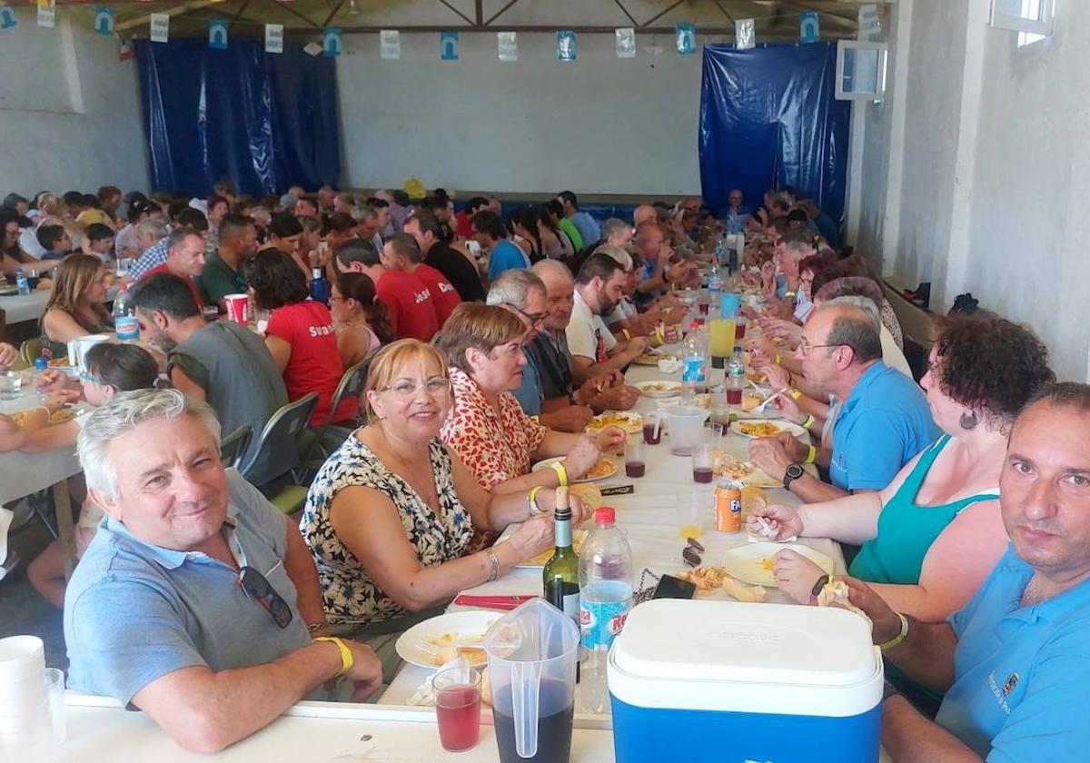 Vecinos y visitantes, reunidos en un ágape de hermandad.