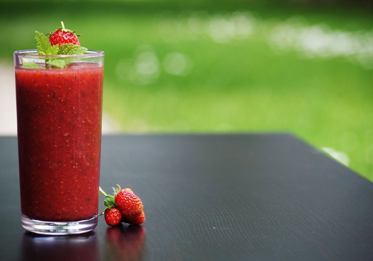 Refrescante limonada de fresas en diez minutos