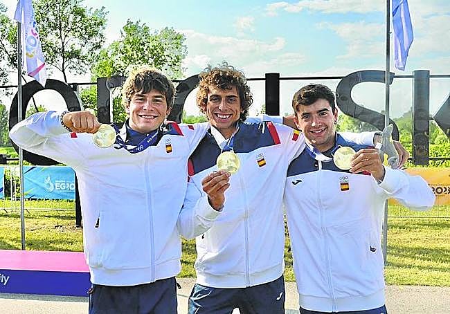 Llorente, en el centro, muestra el oro conseguido por el equipo.