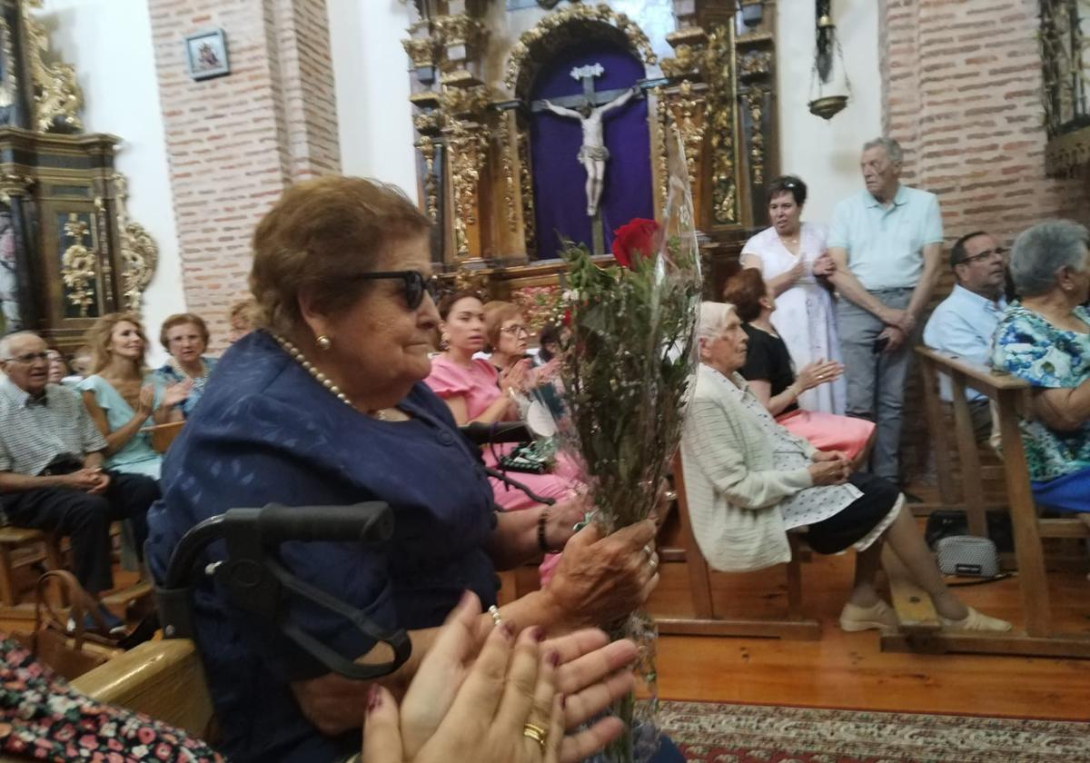 Homenaje a los mayores en el interior de la iglesia.