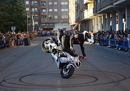 El público, atento al espectáculo acrobático de motos en Guardo.