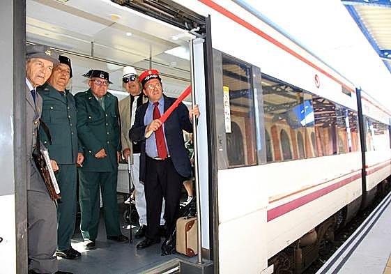 Del Caño y los personajes del Tren de las Emociones suben al convoy.