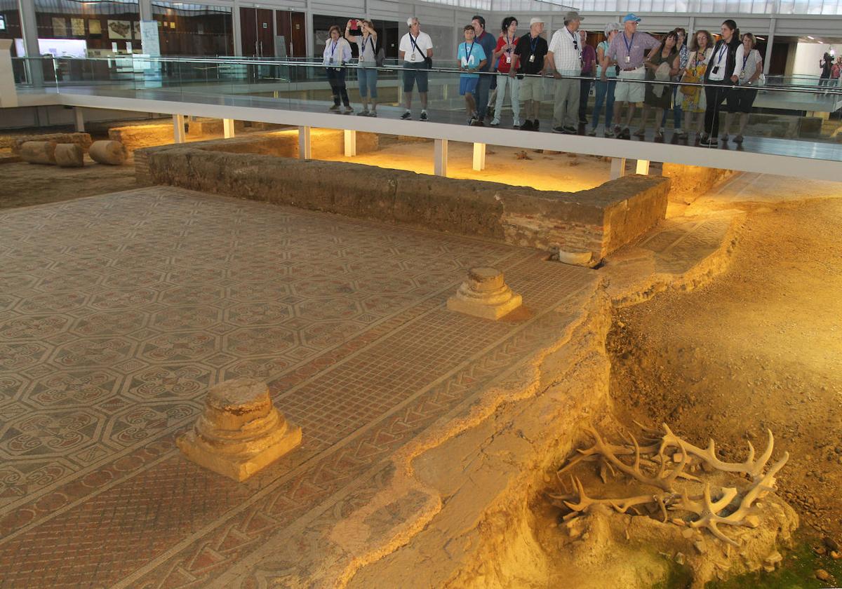 Visitantes en la villa romana La Olmeda en la celebración del cincuenta aniversario.