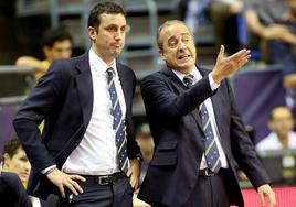 El entrenador del Tenerife, Txus Vidorreta (d), conversa con su ayudante Marco Justo.