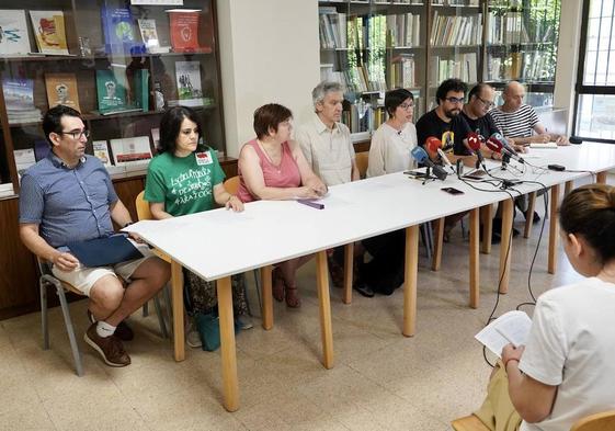 Portavoces de los colectivos sociales y ecologistas, durante la presentación de su informe.