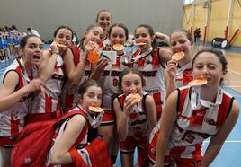 Uno de los equipos femeninos del CD Base celebra un éxito de la temporada pasada.