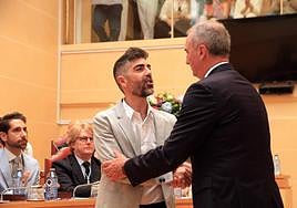 Guillermo San Juan y José Mazarías, durante el pleno de toma de posesión de la nueva corporación.