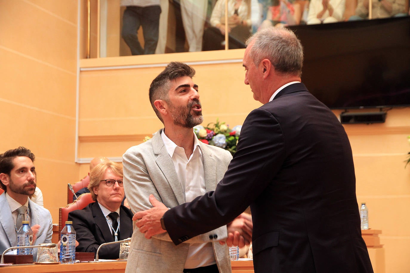 Guillermo San Juan y José Mazarías, durante el pleno de toma de posesión de la nueva corporación.