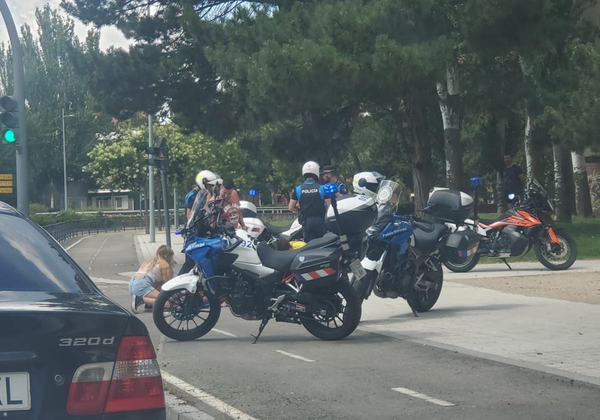 Los agentes de Policía Local atienden al motorista.