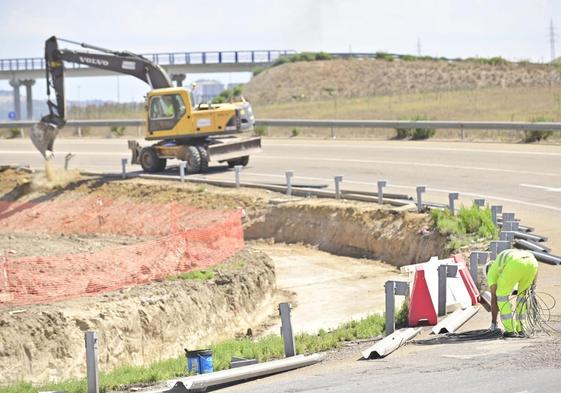 Un operario prepara el corte en la rotonda de la Cistérniga ante las obras que ya han comenzado.