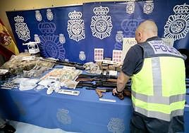 Droga, armas y material incautado durante la operación Santo, imagen de archivo.