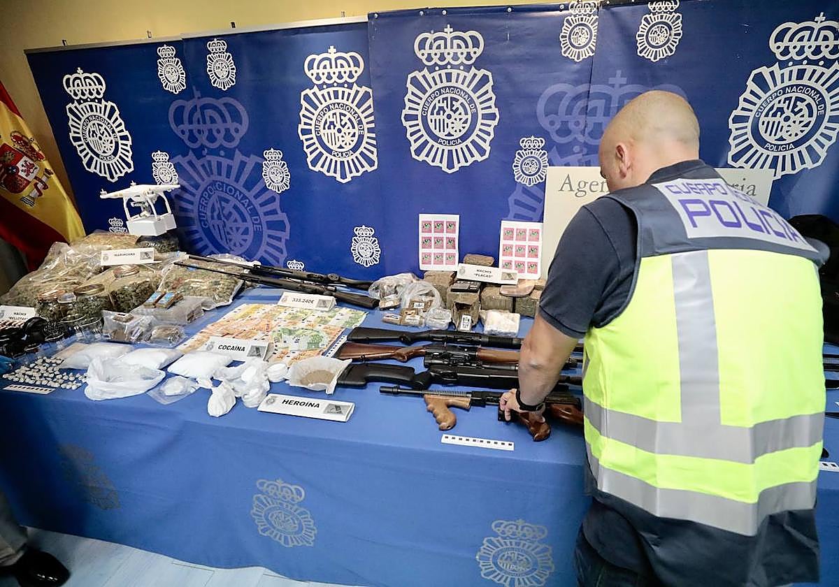 Droga, armas y material incautado durante la operación Santo, imagen de archivo.