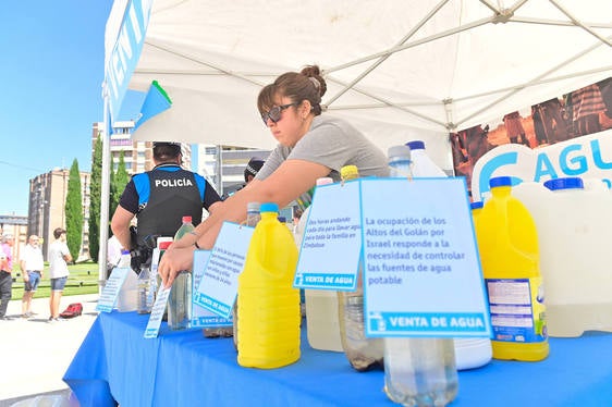 Puesto de la ONG Amycos en la feria Coodefest, celebrada en la plaza del Milenio.