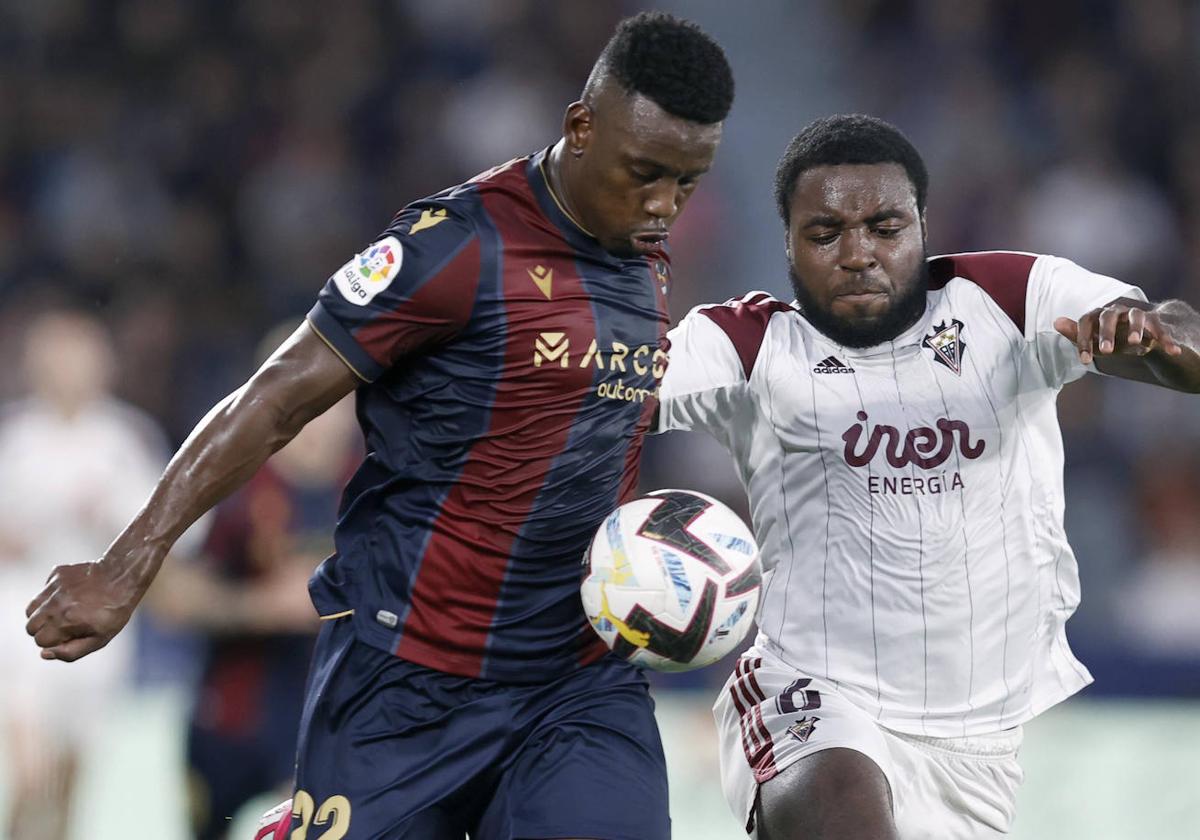 Boyomo, a la derecha con camiseta blanca, en plena disputa con Bouldini, en la vuelta de la semifinal de ascenso entre Levante y Albacete el pasado 7 de junio.