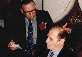 Lorenzo García (de pie), junto a Ángel Peralta.