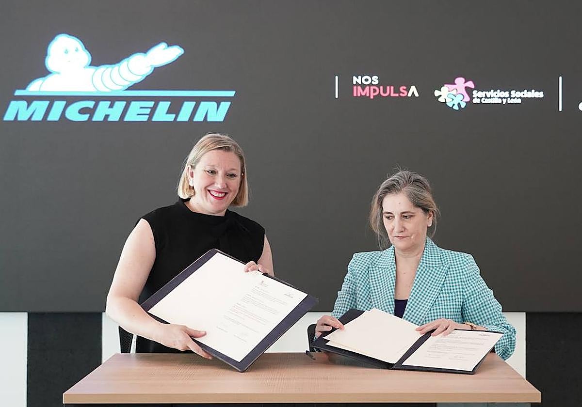 La consejera Isabel Blanco y la directora general de Michelin España, María de la Paz Robina, tras la firma del convenio.