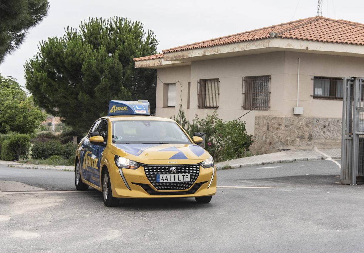 El coche de una autoescuela sale del centro de exámenes de conducir de Segovia.