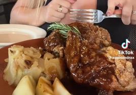 Plato de cochinillo «a la segoviana» que degusta la influencer en su perfil de TikTok.