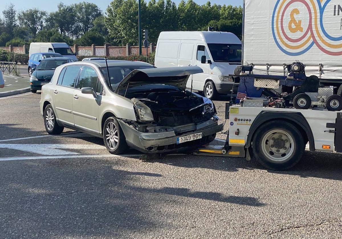 Coche siniestrado en la avenida de Zamora