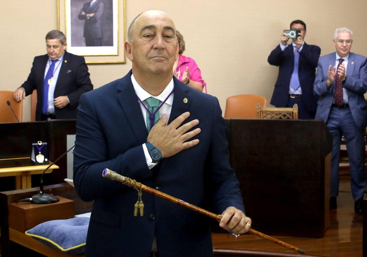 Miguel Ángel de Vicente, con el bastón de mando de la Diputación.