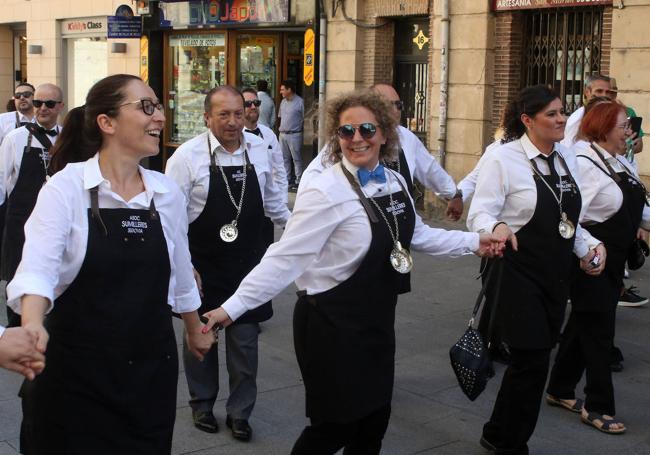 Multitud de sumilleres bailan y cantan en su recorrido por la Calle Real.