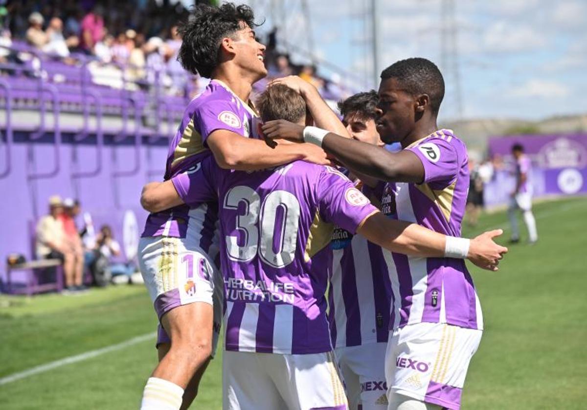 Jugadores del Real Valladolid Promesas celebran un gol en los Anexos.