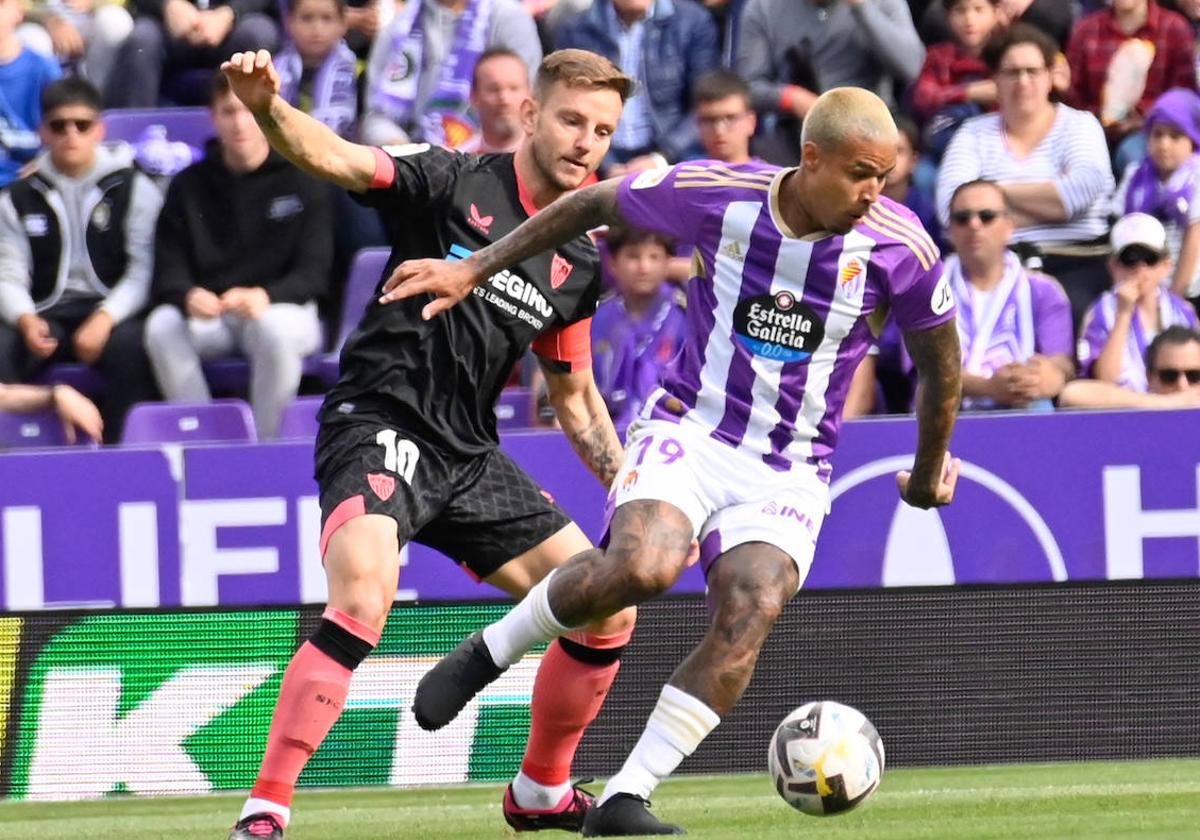 Kenedy controla la pelota ante el marcaje de Rakitic en el último Real Valladolid-Sevilla