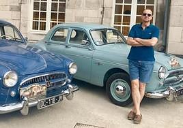 Antonio Conde, en una concentración de coches clásicos apoyado en su Renault Frégate.