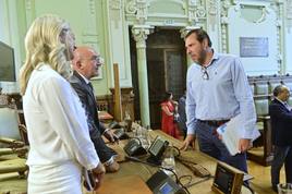 Irene Carajal, Jesús Julio Carnero y Óscar Puente, en el salón de Plenos.