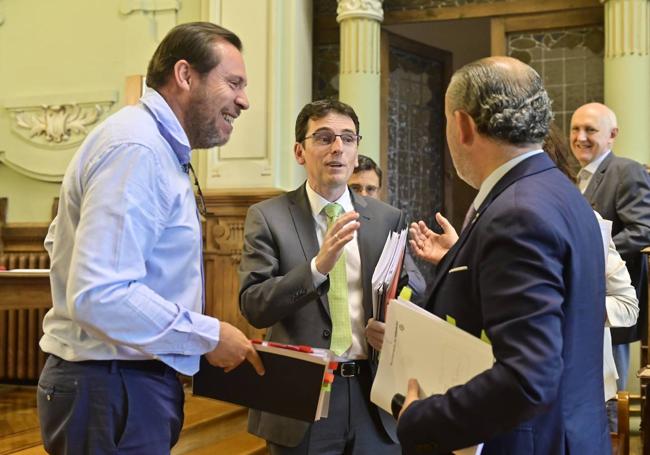 Puente, con Herrero y el portavoz de Vox, Alberto Cuadrado, tras el Pleno.