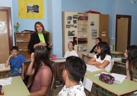 La consejera Rocío Lucas durante la visita al colegio Buenos Aires.