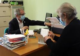 Un médico pasa consulta en un centro sanitario rural de la provincia de Segovia.