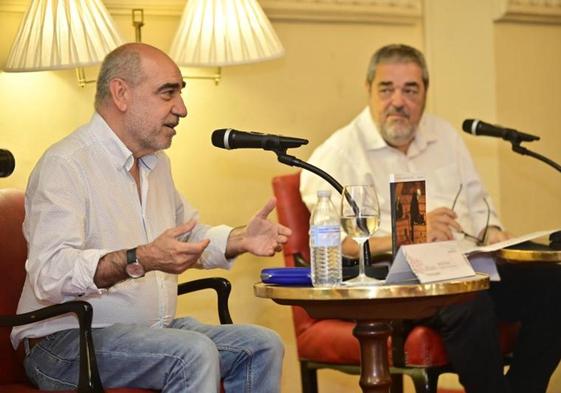 Jesús Duva y Carlos Aganzo durante la presentación.