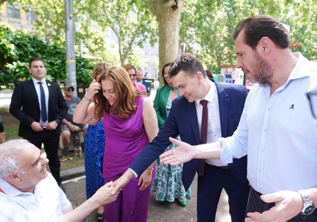 Óscar Puente, número 1 al Congreso por el PSOE; saluda a Paco Martínez junto al ministro Héctor Gómez.